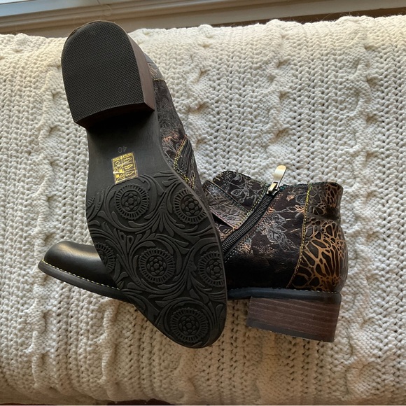 L'ATISTE Black Ankle Boots with Gold Buckle and Textured Leather - Picture 3 of 6